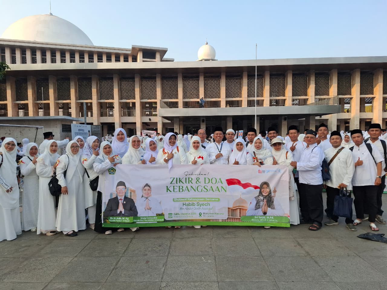 Keluarga Besar MTs Negeri 2 Jakarta Selatan Hadiri Zikir dan Doa Kebangsaan di Monas