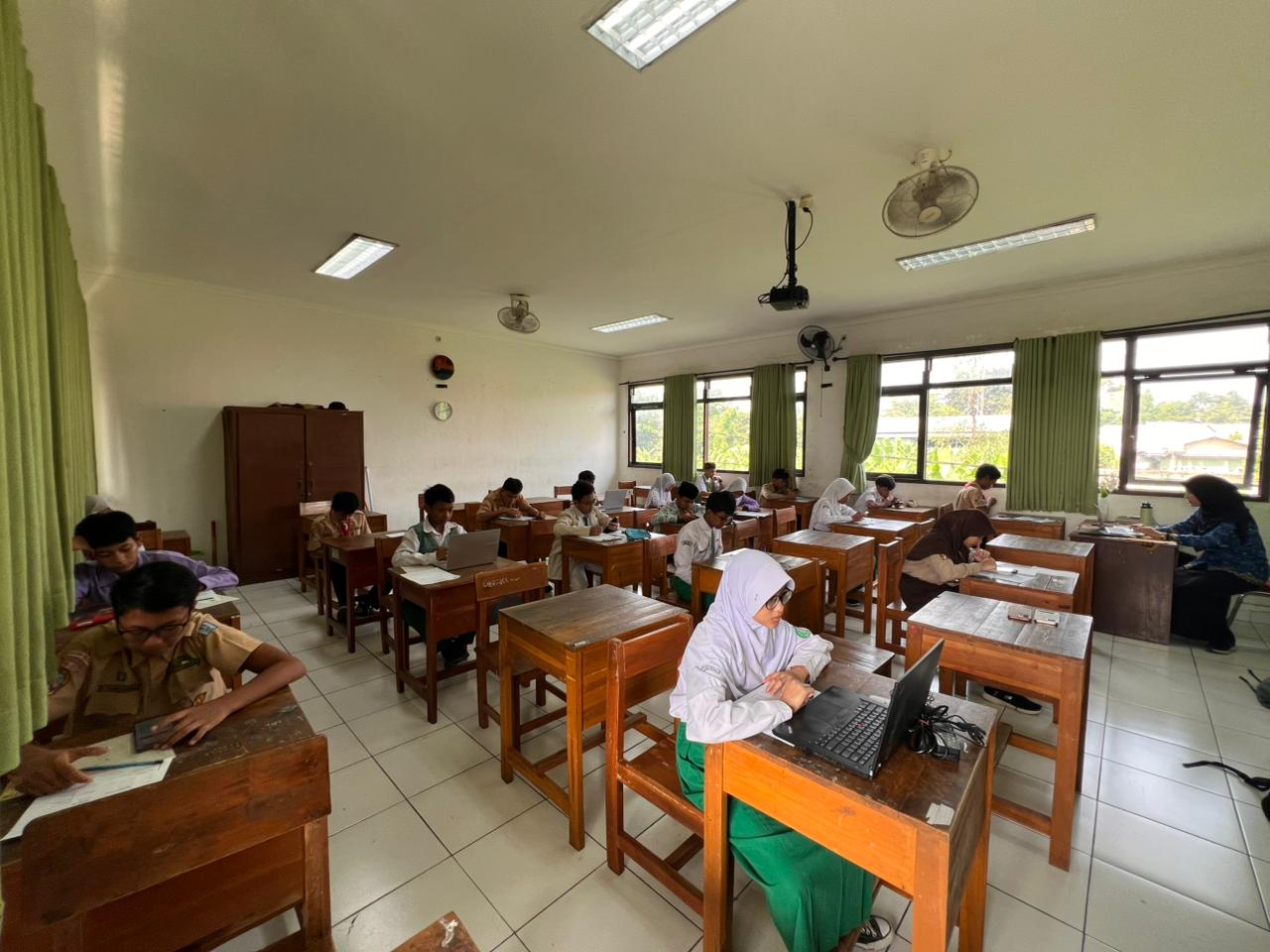 Pelaksanaan Tes CBT Jalur Madrasah Sesi Satu dan Dua MTs Negeri 2 Jakarta