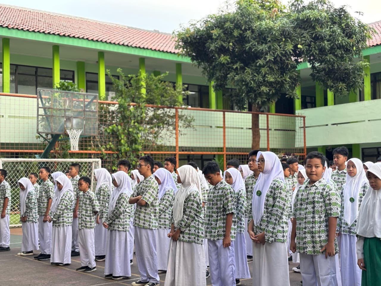 Upacara Peringatan Hari Anak Nasional di MTs Negeri 2 Jakarta: Wujudkan Generasi Berkarakter, Sehat, dan Berprestasi